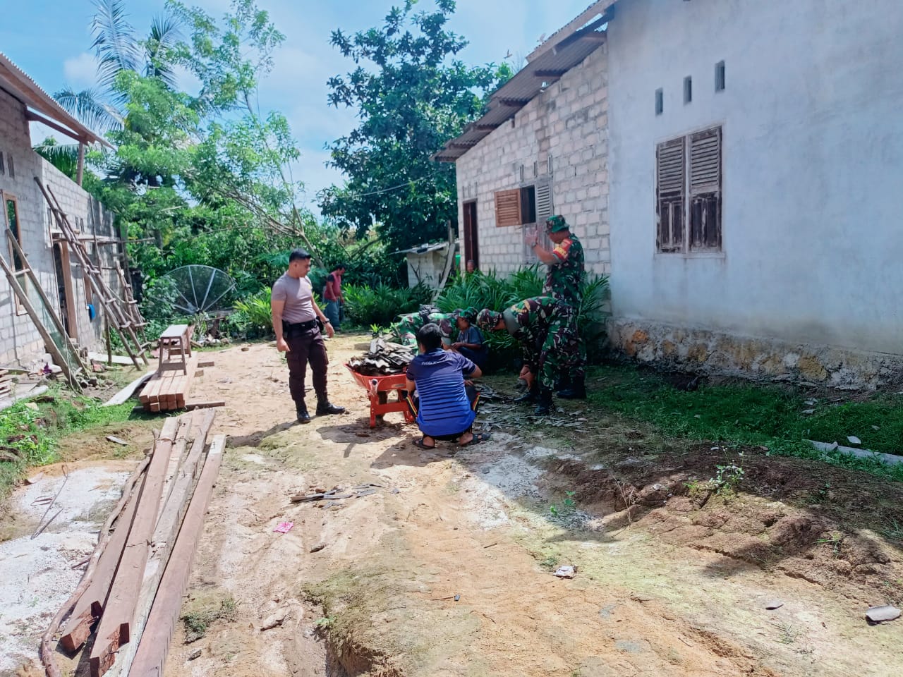 TNI dan Polri Gotong Royong Bantu Warga Air Gegas Usai Bencana Angin Ribut 3 IMG 20220528 WA0021
