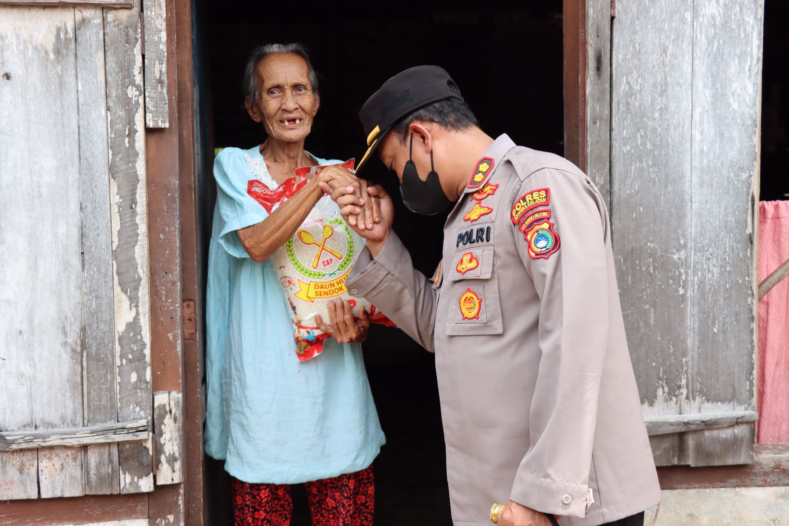 Kapolres Basel Kunjungi Tanjung Labu, Salurkan Bansos Hingga Pengobatan Gratis 1 IMG 20220920 WA0011