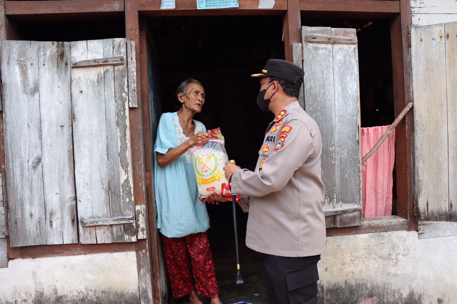 Kapolres Basel Kunjungi Tanjung Labu, Salurkan Bansos Hingga Pengobatan Gratis 3 IMG 20220920 WA0017