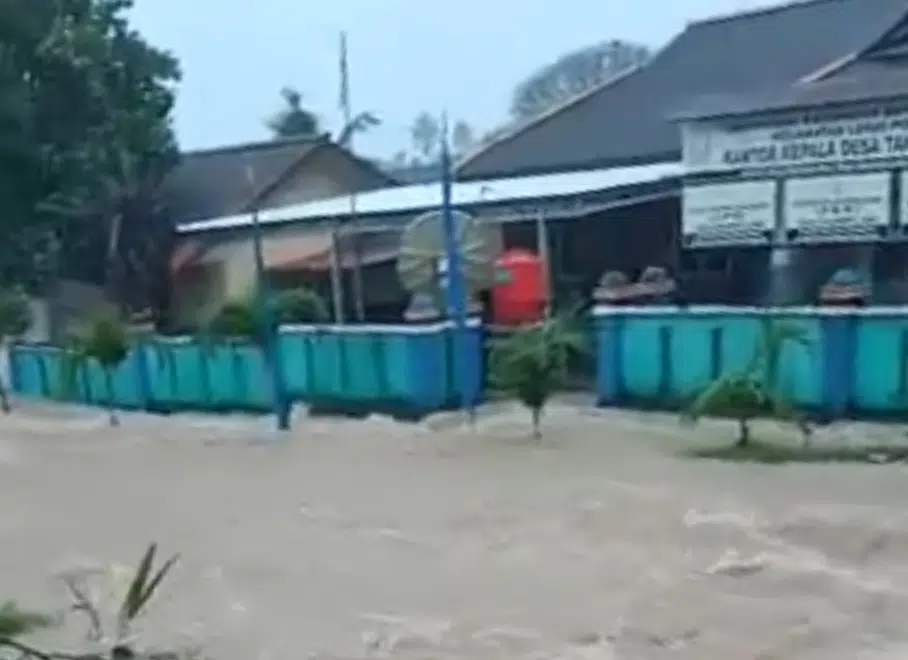 Kapolres Basel Kunjungi Tanjung Labu, Salurkan Bansos Hingga Pengobatan Gratis 5 cae3220c734e7065ab2b1160750b776dfddf1a6c1b973d79af34ab4c7fbb3304.0