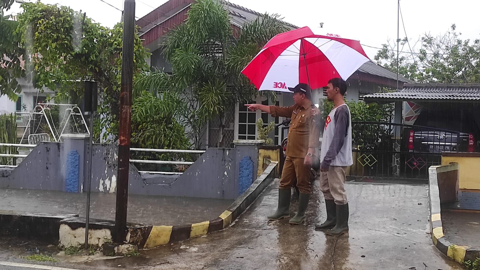 Walikota Pangkalpinang Cek Pemukiman Warga yang Tergenang Banjir 2 IMG 20221101 WA0016