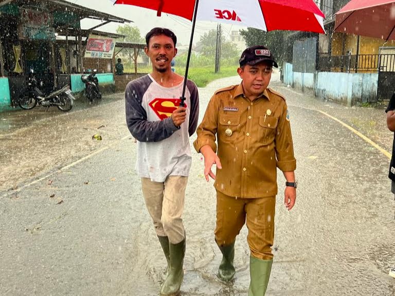 Walikota Pangkalpinang Cek Pemukiman Warga yang Tergenang Banjir 3 IMG 20221102 103035