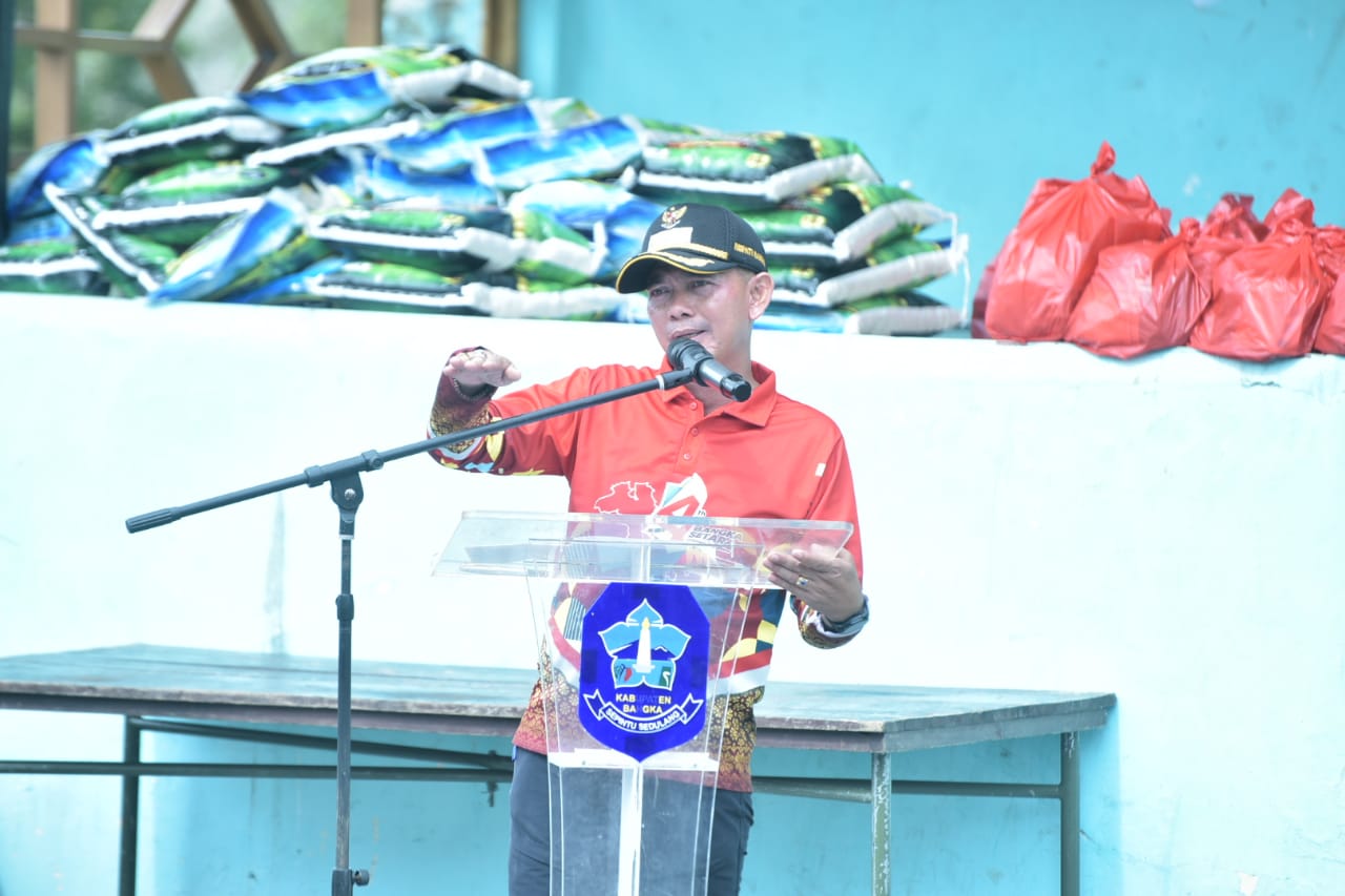 Bupati Bangka Serahkan Bantuan Usai Bersih-bersih Pantai Matras 2 IMG 20221209 WA0042