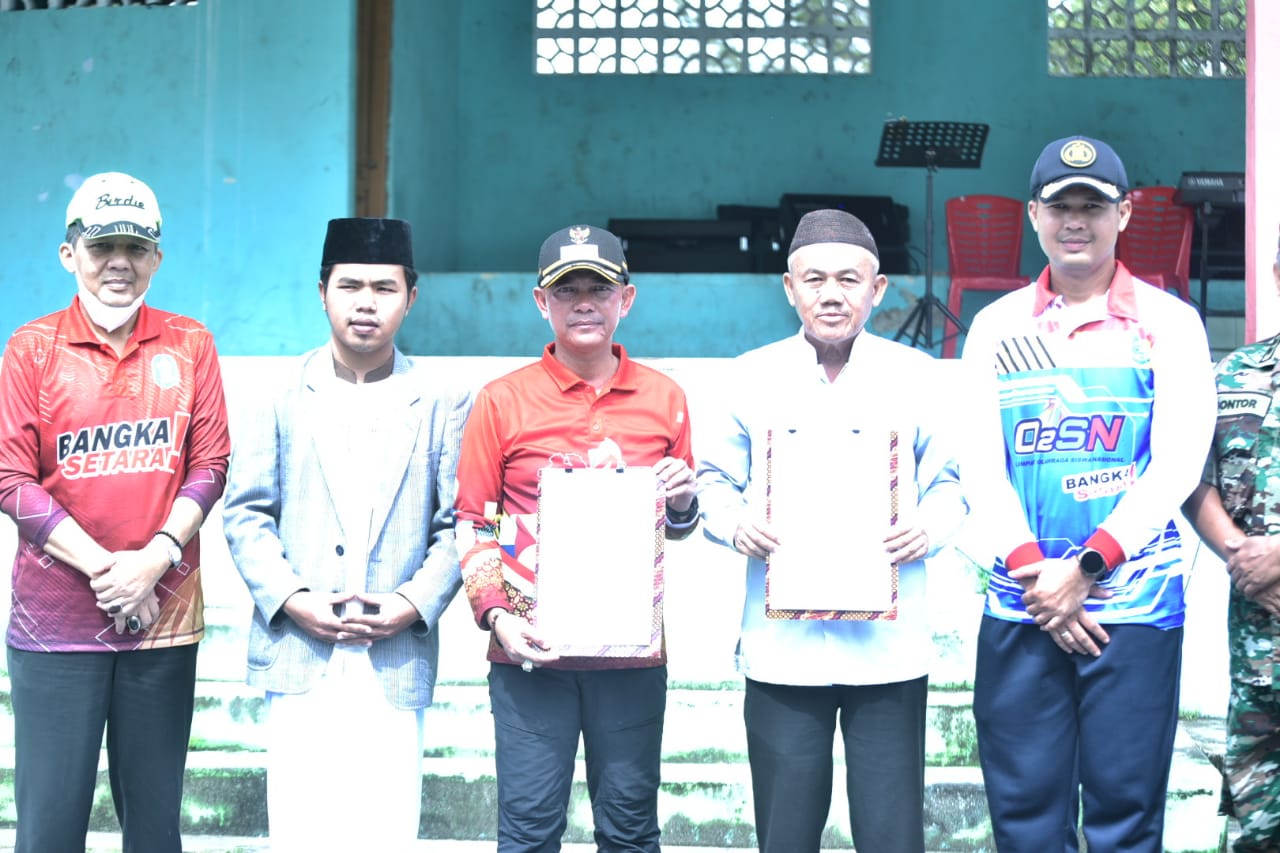 Bupati Bangka Serahkan Bantuan Usai Bersih-bersih Pantai Matras 1 IMG 20221209 WA0043