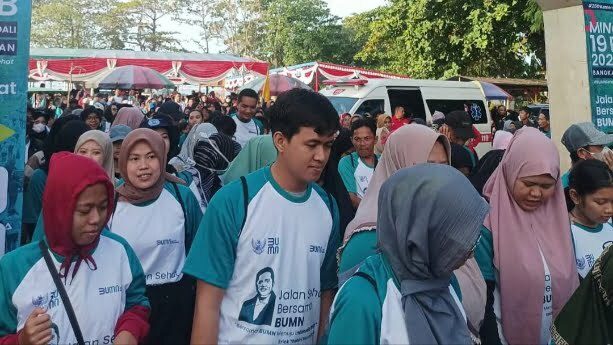 Peserta Jalan Sehat Bersama BUMN di Toboali Membludak, Sektor UMKM Raup Cuan 2 IMG 20230219 204826