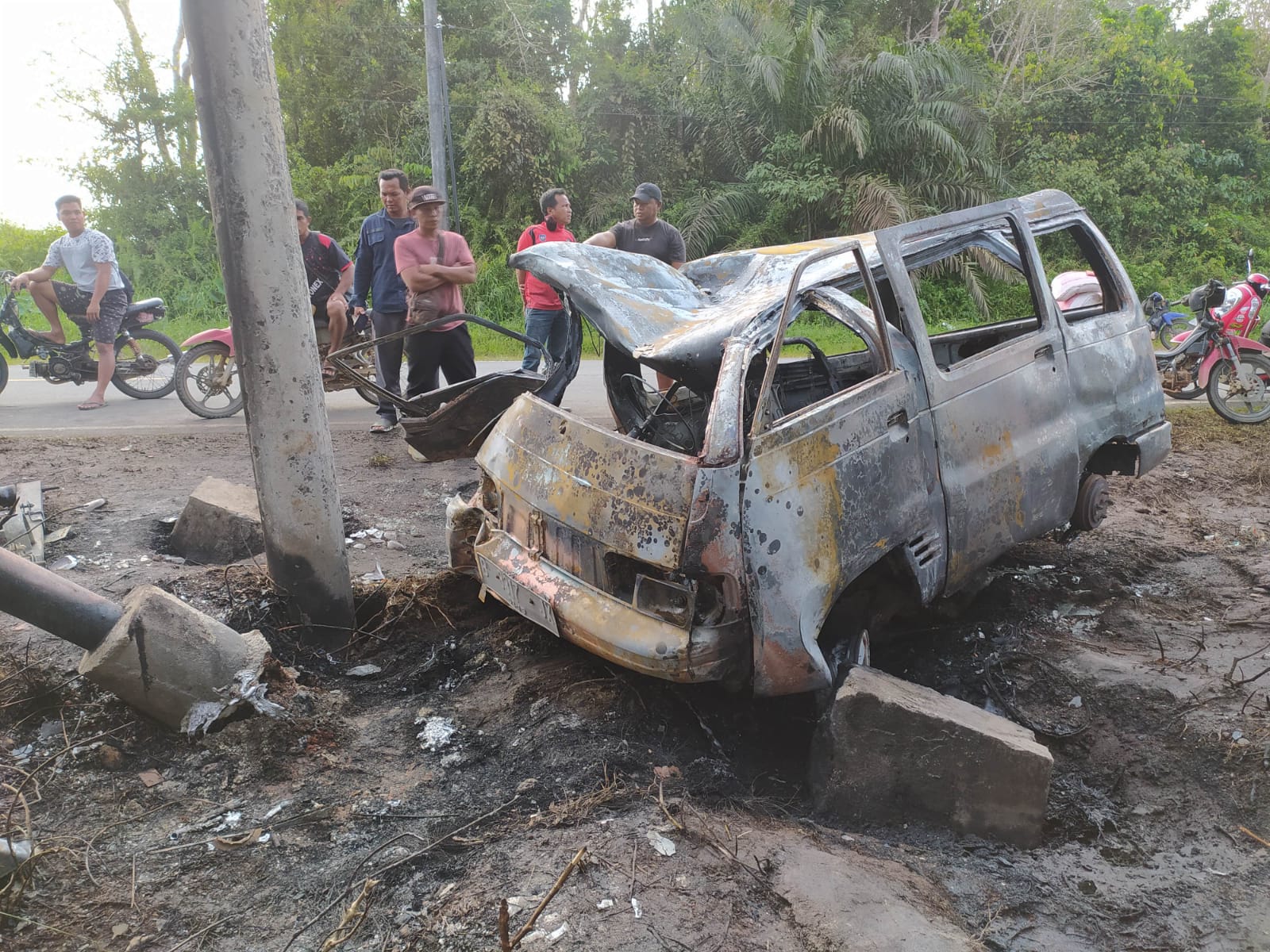 Mobil Minibus Tabrak Tiang PLN dan Terbakar, Pengemudi Tewas Ditempat 2 IMG 20230409 WA0014