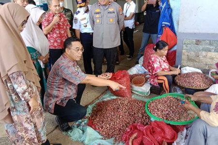 Sekda Kota Pangkalpinang Bersama TPID Pantau Stok dan Harga Pangan 2 IMG 20230605 WA0055