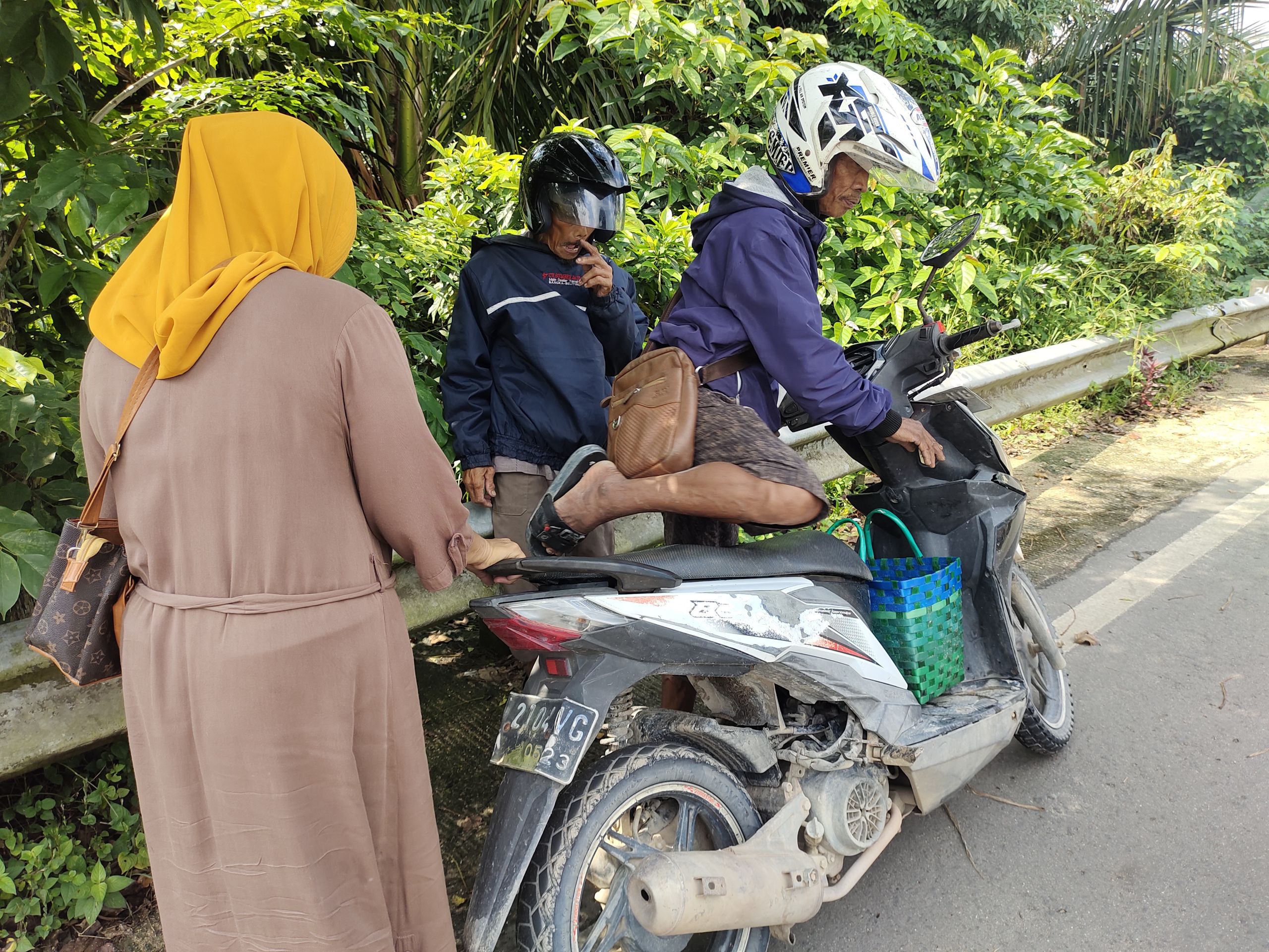 Satu Pengendara Motor Terjatuh Akibat Tumpahan Solar di Tikung Maut Toboali 3 IMG 20230621 094948 scaled