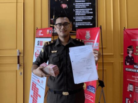Kejari Bangka Selatan Setorkan Uang Denda dari Terpidana Jusvinar ke Kas Negara 2 IMG 20231019 124738