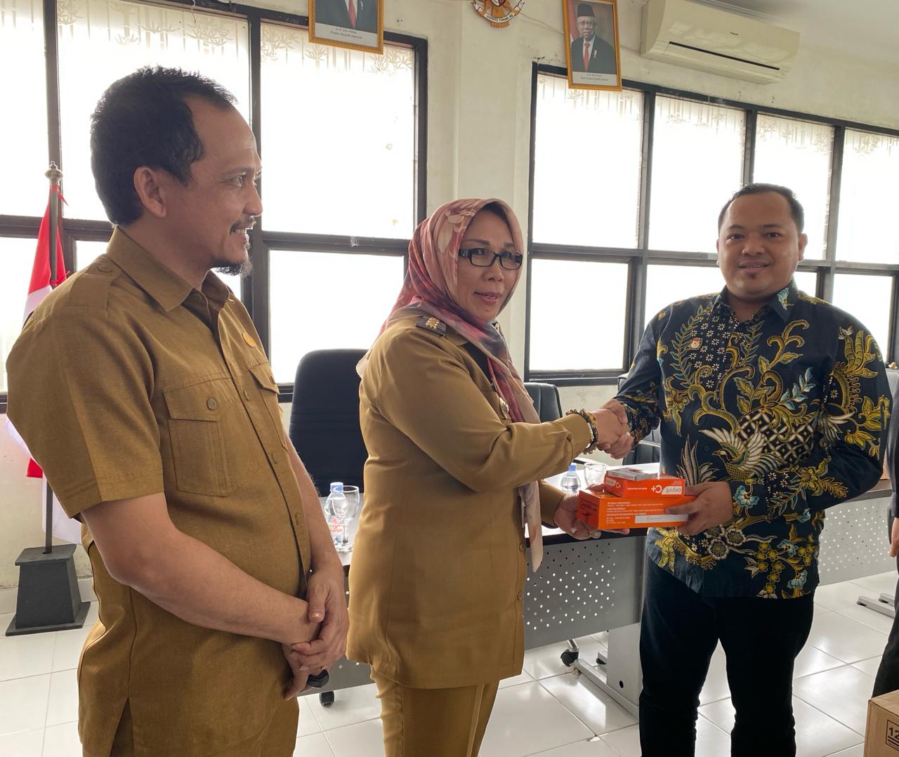 Pemkot Pangkalpinang Salurkan Bantuan Multivitamin untuk Bawaslu dan KPU 2 IMG 20240213 WA0001