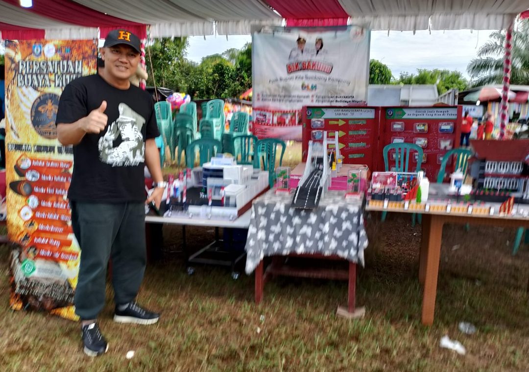 DLH Bangka Selatan Pamerkan Miniatur Gedung dari Barang Bekas 1 1000114755