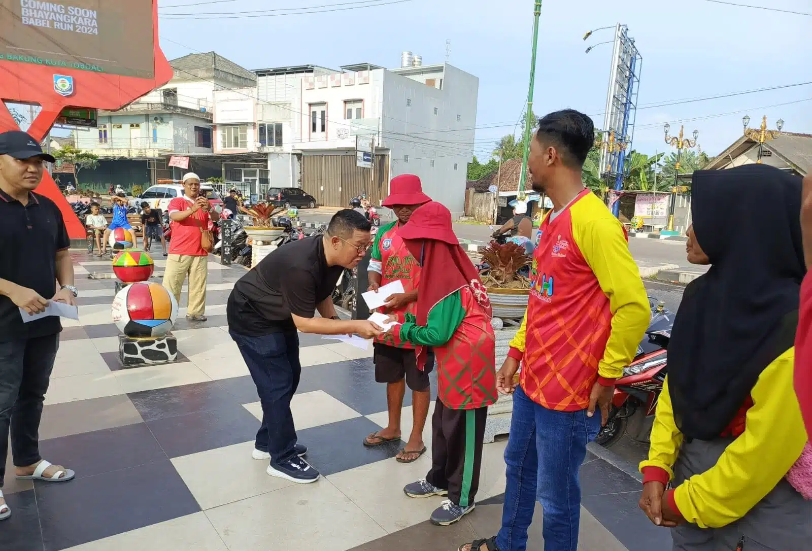 Bupati Riza Beri Bonus untuk Tim Kebersihan 1 1000114893