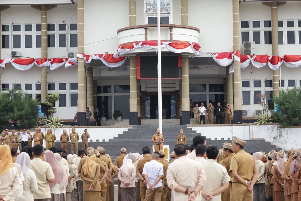 Pj Walikota Pangkalpinang Apresiasi Disiplin ASN dalam Apel Gabungan 2 1000162405
