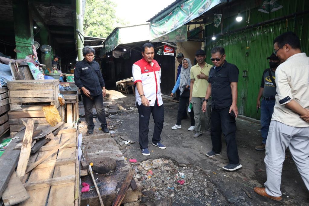 Pj Walikota Pangkalpinang Ajak Pedagang Bersih-bersih Pasar Pagi 2 1000163905
