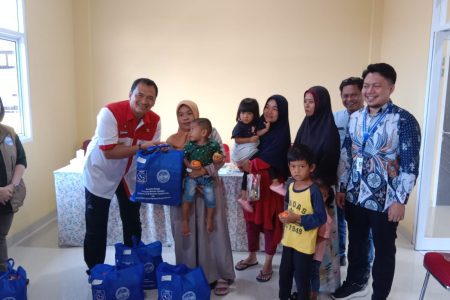 Pj Walikota Bagikan Makanan Tambahan di Puskesmas Kacang Pedang 2 1000163914