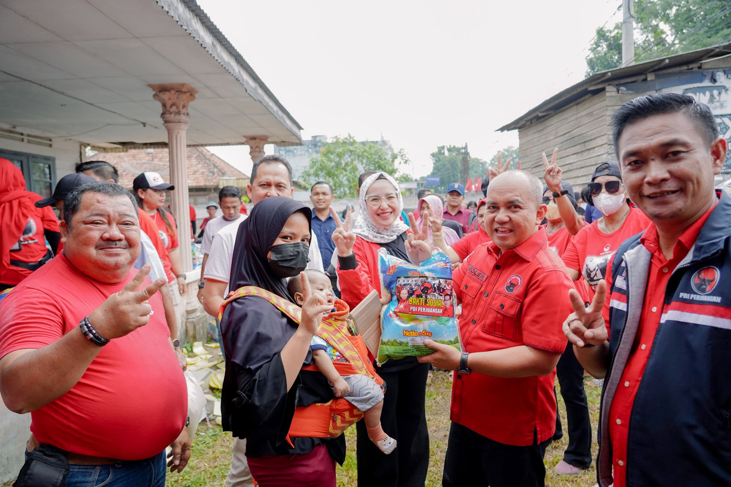 Bazar Tebus Murah Beras Premium Upaya PDI-P dan Molen Hakim Bantu Warga 2 1000208620 scaled