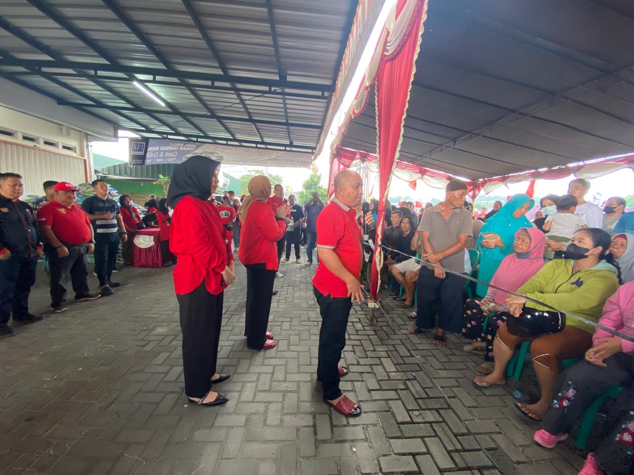 Molen - Hakim dan PDI Perjuangan Gelar Baksos Tebus Beras Murah di Bukit Intan 2 1000209379