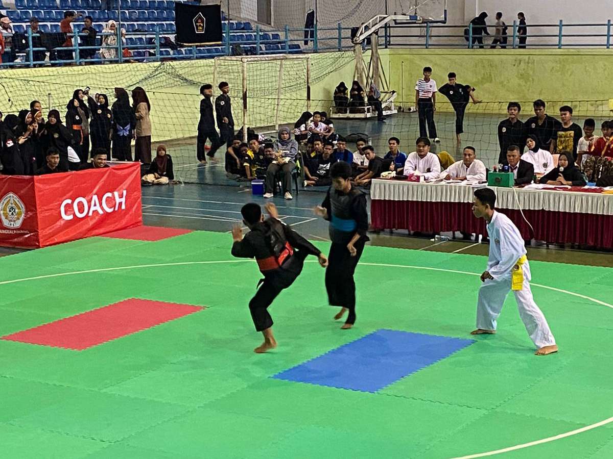 Gemuruh Sorak di GOR Depati Bahrain, Porkot Pangkalpinang Panaskan Arena Pencak Silat 2 Pekan Olahraga Kota (Porkot) Pangkalpinang ke-IV mempertandingkan Cabang Olahraga (Cabor) Pencak Silat pada Kamis (05/12/24) di GOR Depati Bahrain Kacang Pedang, Pangkalpinang.