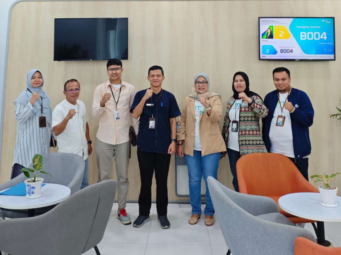 Ombudsman Babel Soroti Komitmen Pemda dalam Perlindungan Jaminan Sosial Ketenagakerjaan 3 Foto bersama usai audiensi kerja di Kantor BPJS Ketenagakerjaan Cabang Pangkalpinang pada Jumat, 13 Desember 2024. Sumber foto: Ombudsman Babel.