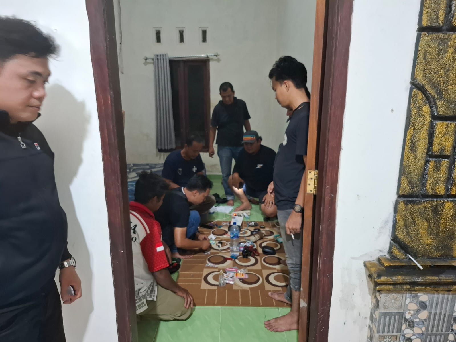 Satresnarkoba Polres Bangka Selatan saat berada di rumah pelaku di Dusun Medang Sari Desa Sidoharjo Kecamatan Air Gegas. Sumber foto: Humas Polres Bangka Selatan.