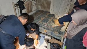 Penggeledahan di rumah tersangka ditemukan sejumlah barang bukti narkotika jenis sabu dalam bentuk kristal putih yang dikemas dalam enam bungkus plastik bening. Sumber foto: Humas Polres Bangka Selatan.