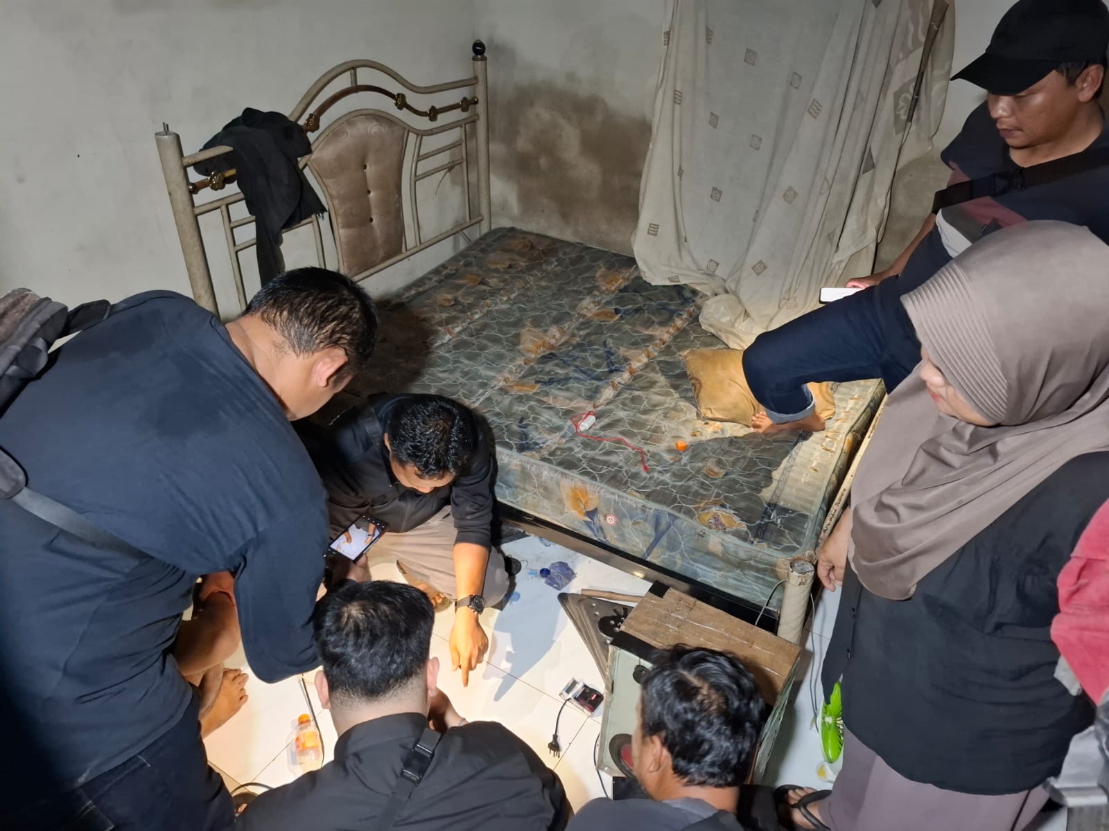 Pengedar Sabu Tukak Sadai Ditangkap, Polres Bangka Selatan Amankan 1,7 Gram Sabu 2 Penggeledahan di rumah tersangka ditemukan sejumlah barang bukti narkotika jenis sabu dalam bentuk kristal putih yang dikemas dalam enam bungkus plastik bening. Sumber foto: Humas Polres Bangka Selatan.