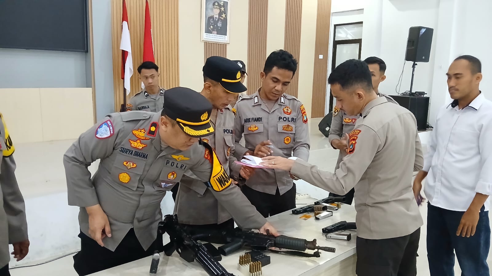 Polres Bangka Selatan Periksa Semua Senjata Api Dinas 2 Polres Bangka Selatan melaksanakan pemeriksaan senjata api (senpi) bagi seluruh personel pemegang senpi dinas pada Senin (23/12). Sumber foto: Humas Polres Bangka Selatan.