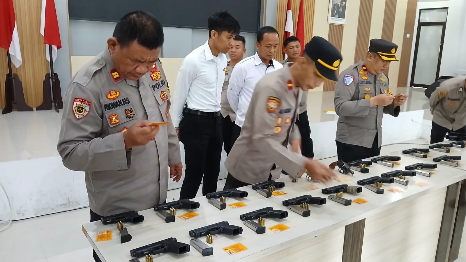 Polres Bangka Selatan Periksa Semua Senjata Api Dinas 3 Polres Bangka Selatan melaksanakan pemeriksaan senjata api (senpi) bagi seluruh personel pemegang senpi dinas pada Senin (23/12). Sumber foto: Humas Polres Bangka Selatan.