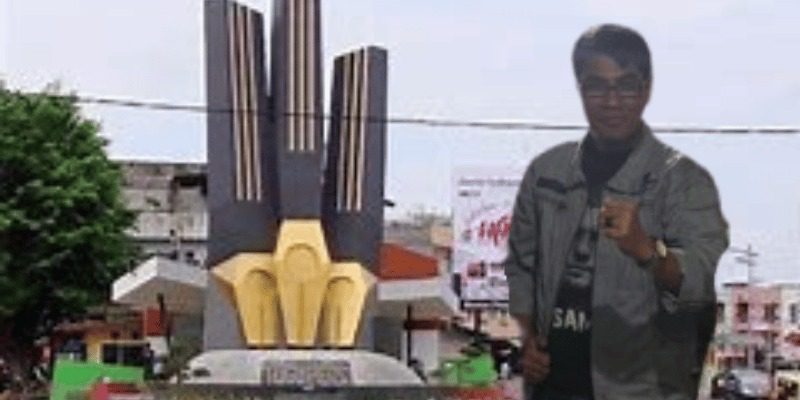 Praktik Ilegal Pengisian BBM Solar di Jambi, Bukti Kebijakan Belum Tegas 2 Caption: Mahmud Marhaba dengan latar belakang Tugu Pers di Kota Jambi.
