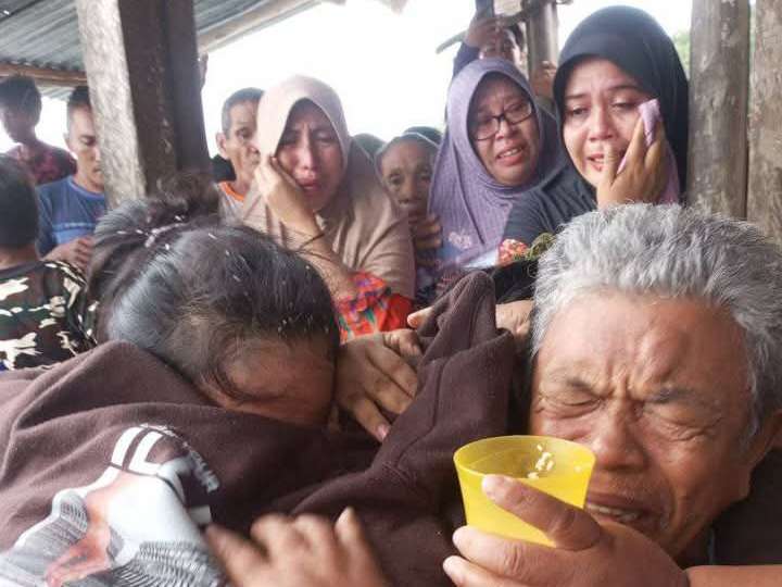 Nelayan Pulau Tujuh Ditemukan Selamat Setelah Hilang Kontak 1 Pencarian terhadap nelayan asal Pulau Tujuh yang hilang kontak berhasil membuahkan hasil. Korban ditemukan dalam keadaan selamat oleh nelayan lain, terapung di sekitar Pantai Penganak, menggunakan tutup box fiber sebagai pelampung.
