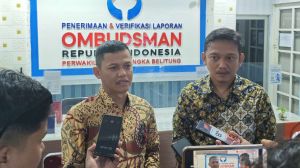 Kepala Ombudsman Babel, Yozar Shulby Ariadhy, bersama Kepala Kantah Bangka Selatan Abdul Rahman Irianto memberikan keterangan pers kepada wartawan usai pertemuan di Kantor Ombudsman RI Perwakilan Bangka Belitung. Sumber foto: Ombudsman Babel.