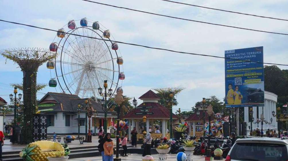 Sebulan Usai Peresmian, Bianglala Toboali Belum Beroperasi, Warga Berspekulasi? 2 Keterangan foto: wahana permainan Bianglala dan Alun-alun Kota Toboali di kawasan Himpang Lima. Foto: istimewa.