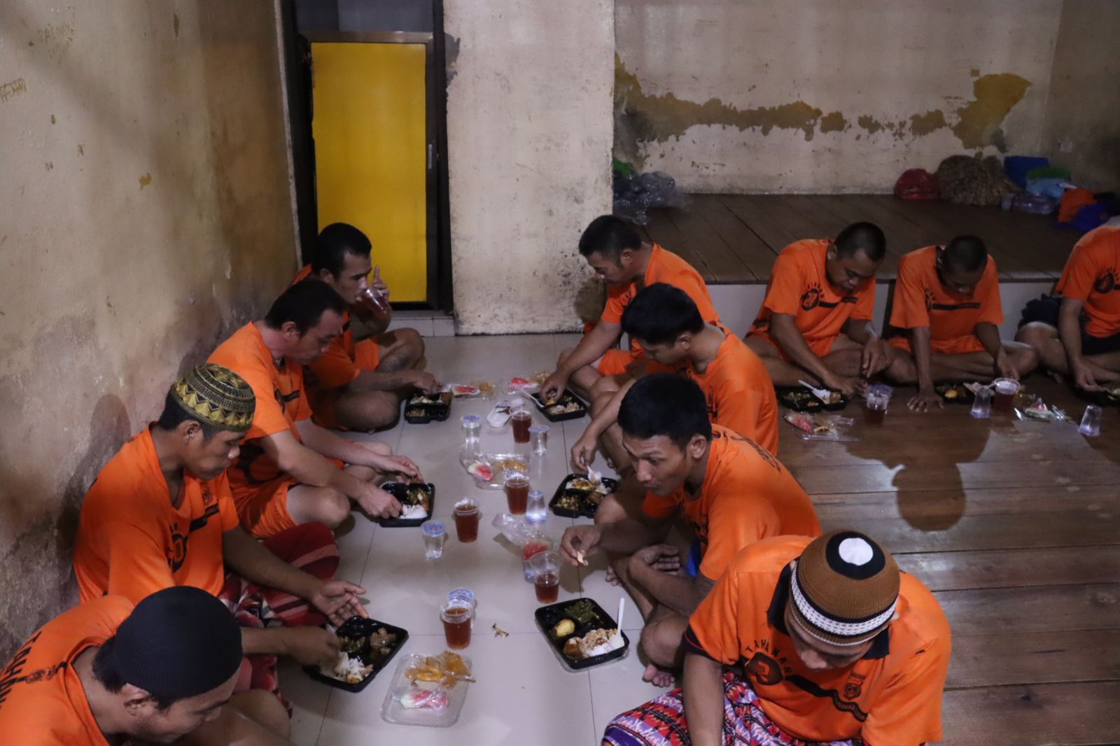 Wujud Kepedulian, Kapolres Bangka Selatan Ajak Tahanan Buka Puasa Bersama 2 Para tahanan di Polres Bangka Selatan saat buka puasa bersama. Sumber foto: Humas Polres Bangka Selatan.