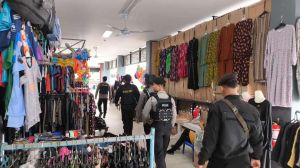 Anggota Polres Bangka Selatan saat patroli di sekitar Pasar Toboali. Foto: Humas Polres Bangka Selatan.