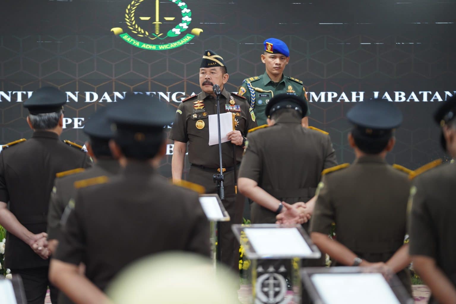 Sila Haholongan Resmi Jabat Kajati Babel, Jaksa Agung Tekankan Profesionalisme dan Integritas 2 Jaksa Agung Republik Indonesia, ST Burhanuddin, secara resmi melantik sejumlah pejabat Eselon II, termasuk Kepala Kejaksaan Tinggi di berbagai wilayah, Rabu (16/7/2025). Foto: istimewa.