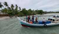 Tim SAR Evakuasi ABK TB Kawan Kita XI di Perairan Pulau Seliu, Satu Meninggal Dunia 6 Kredit foto: Basarnas Pangkalpinang.