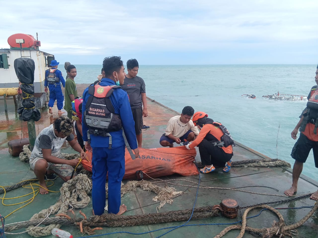 Tim SAR Evakuasi ABK TB Kawan Kita XI di Perairan Pulau Seliu, Satu Meninggal Dunia 3 Kredit foto: Basarnas Pangkalpinang.