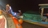 Tim SAR Evakuasi Kapal Nelayan Mati Mesin di Perairan Pantai Rebo 7 Tim SAR Gabungan Kantor Pencarian dan Pertolongan (Kansar) Pangkalpinang berhasil mengevakuasi sebuah kapal nelayan yang mengalami mati mesin di perairan Pantai Rebo, Kabupaten Bangka, pada Senin malam (28/10). Kredit foto: Basarnas Pangkalpinang.