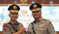 Irjen Pol Viktor T. Sihombing (kanan) resmi menjabat sebagai Kepala Kepolisian Daerah (Kapolda) Kepulauan Bangka Belitung menggantikan Irjen Pol Hendro Pandowo (kiri).
