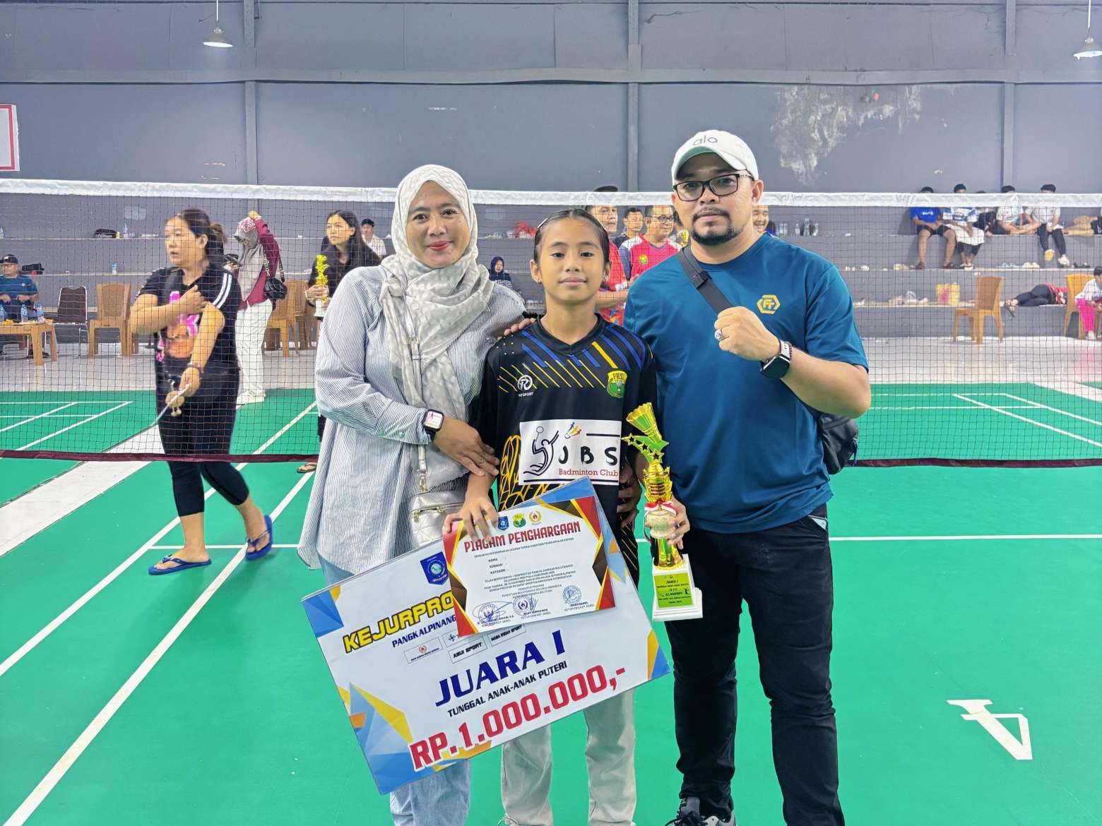 Juara Umum Kejurprov PBSI Babel 2025, Orang Tua Atlet Sampaikan Apresiasi 3 Dukungan orang tua menjadi salah satu kekuatan sehingga Zhavira Maulinda (kelas VII F) menjadi juara pertama tunggal putri U-13. Kredit foto: istimewa.