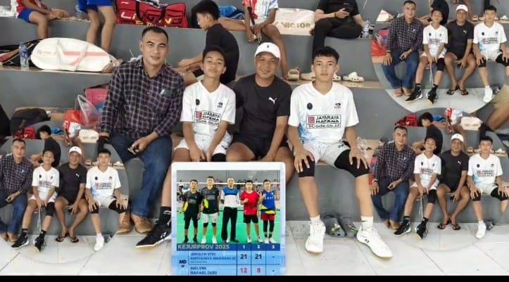 Juara Umum Kejurprov PBSI Babel 2025, Orang Tua Atlet Sampaikan Apresiasi 4 Keterangan foto dari kiri ke kanan: Fahrorozi (orang tua Raffi Sheva Anugerah), Jerolyn Vito, Adon (orang tua Jerolyn Vito), dan Raffi Sheva Anugerah. Kredit foto: istimewa.