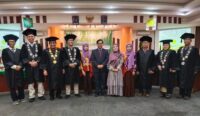 Ketua Dewan Pakar DPP PJS saat berfoto bersama promotor usai mengikuti gelar ujian program Doktor, Rabu (26/11/2025) di UMJ Jakarta.
