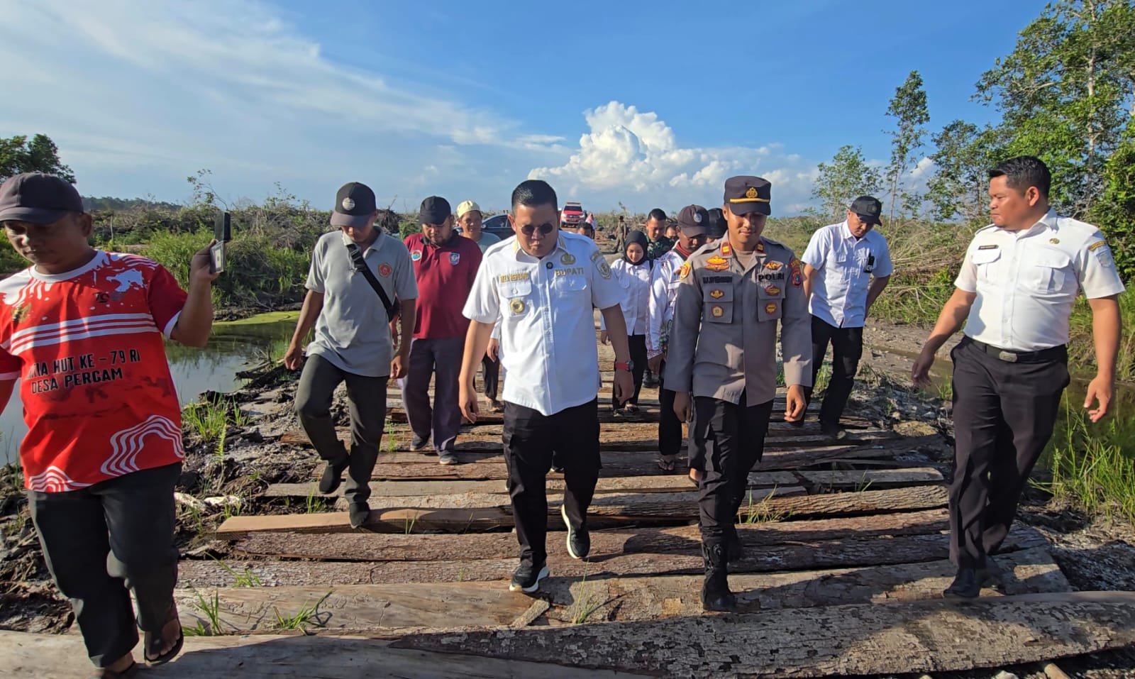 Bupati Basel Tinjau Lokasi Pembalakan Liar di Desa Pergam 2 Kredit foto: Pemkab Bangka Selatan.