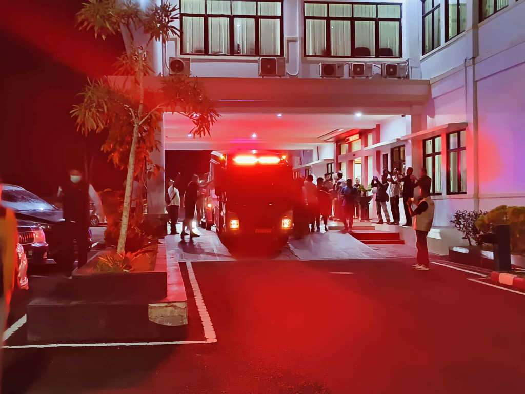 Para tersangka saat akan dibawa dan ditahan petugas di Lembaga Pemasyarakatan Kelas IIA Pangkalpinang.