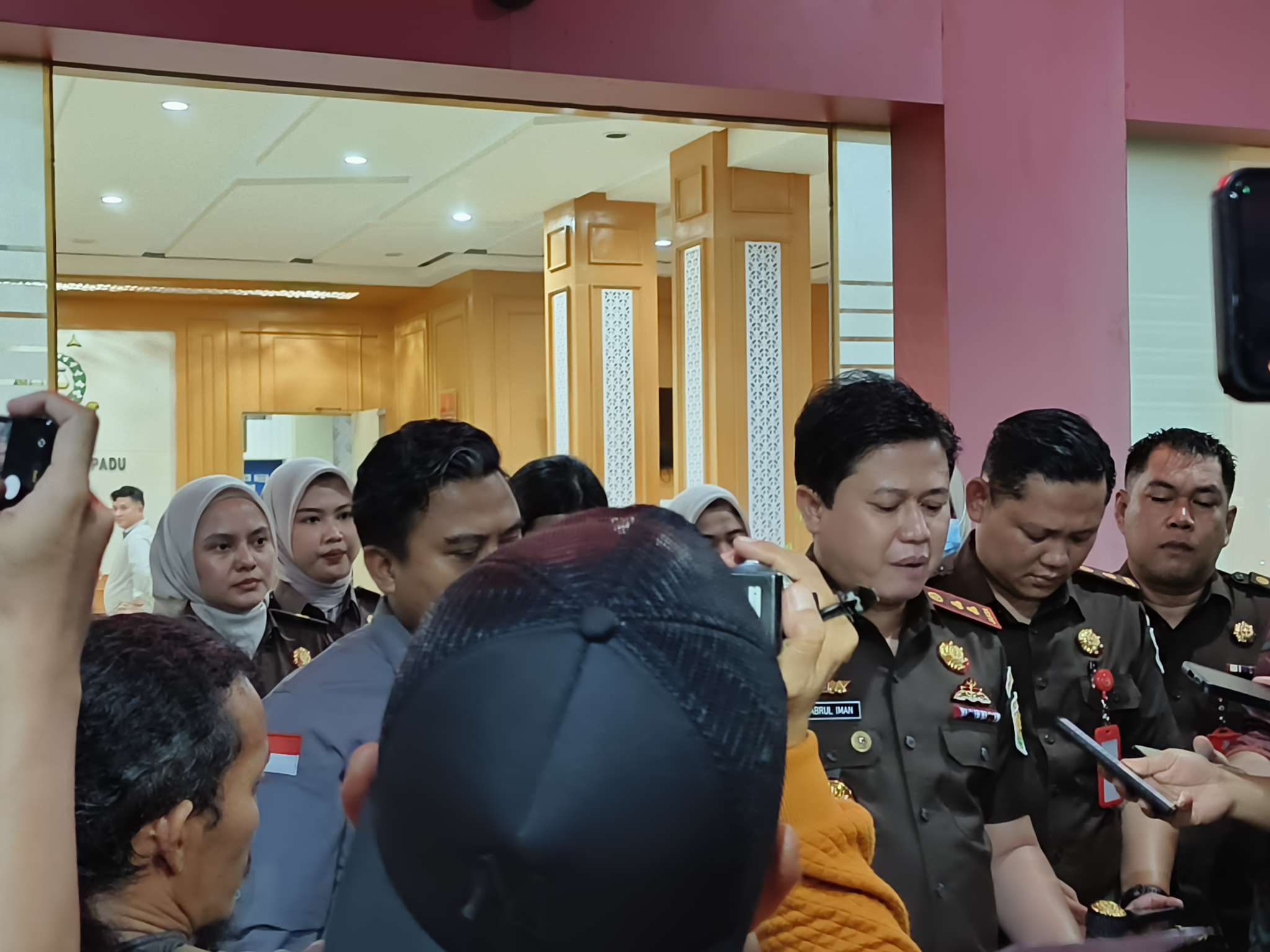 Kajari Basel Ungkap Modus Pengepulan Timah Ilegal, Mitra Usaha Gunakan SPK PT Timah 2 Dalam konferensi pers di Kantor Kejari Bangka Selatan di Toboali, Rabu (18/2/2026), Kepala Kejaksaan Negeri Bangka Selatan, Sabrul Iman, SH.,MH.,MM, mengungkap praktik ilegal yang dilakukan sejumlah mitra usaha dalam perkara korupsi tata kelola timah di wilayah IUP di Bangka Selatan.
