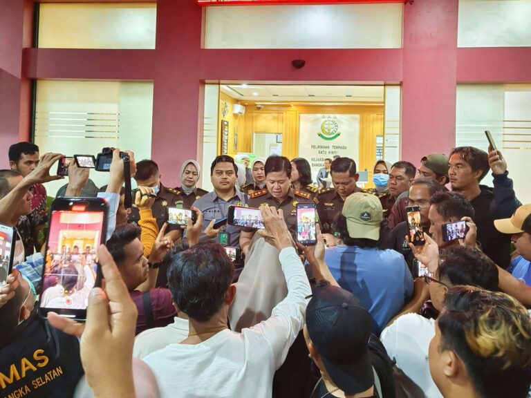 Kejari Bangka Selatan Tahan Direktur CV Diratama Doni Indra 2 Kajari Bangka Selatan Sabrul Iman dalam konferensi pers di Kantor Kejaksaan Negeri Bangka Selatan, Rabu malam (18/2/2026).