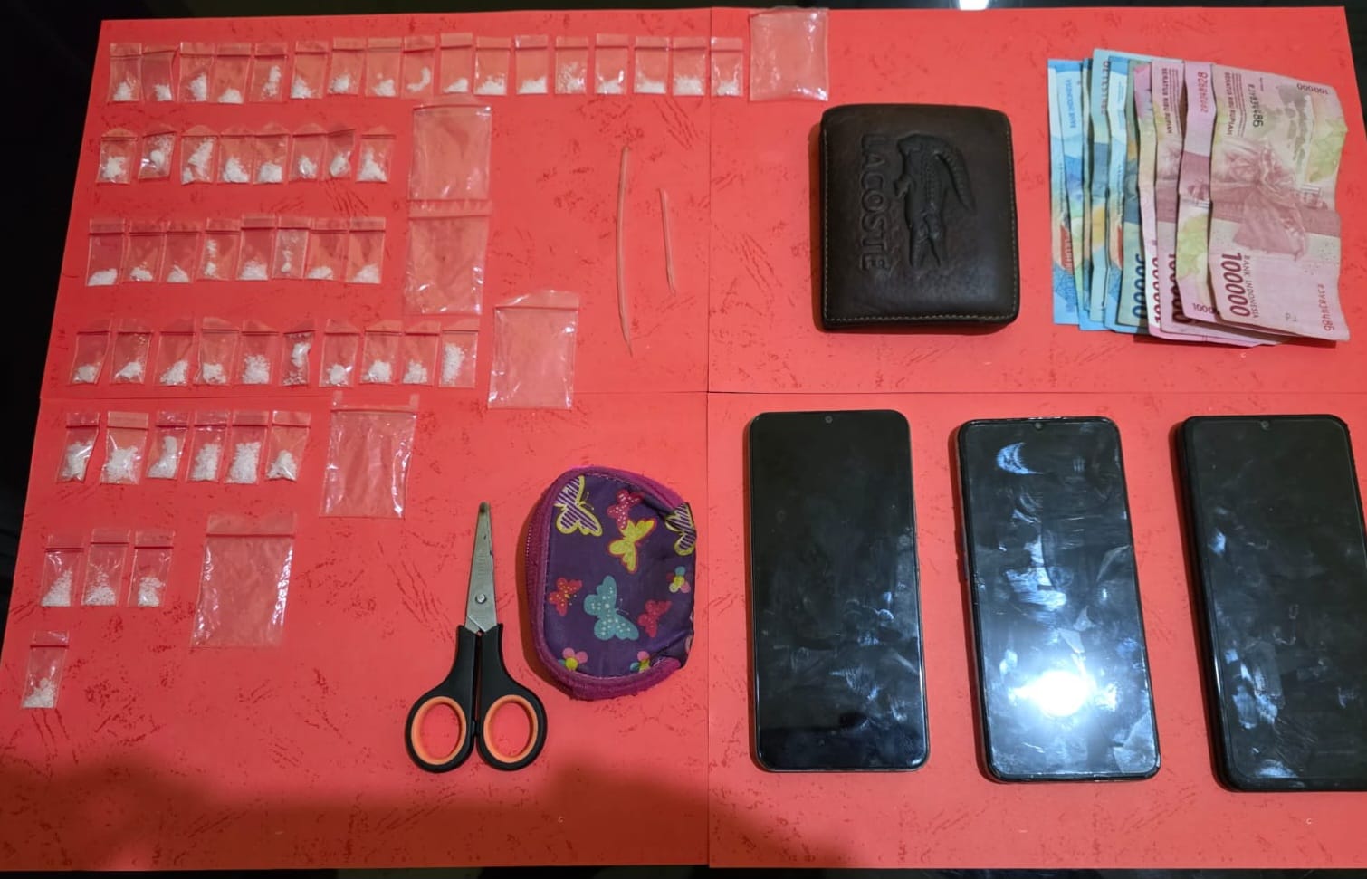 Tiga Terduga Pengedar di Bangka Selatan Ditangkap, Polisi Sita 53 Paket Sabu 2 Keterangan foto: Sabu-sabu dan barang bukti lainnya yang berhasil disita dari tangan para tersangka. Sumber foto: Humas Polres Bangka Selatan.