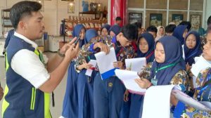 Sebanyak 35 siswa SMP Negeri 2 Toboali mengikuti kegiatan field trip edukatif ke Bandara Depati Amir, Pangkal Pinang, Senin (8/6/2026). Sumber foto: istimewa.