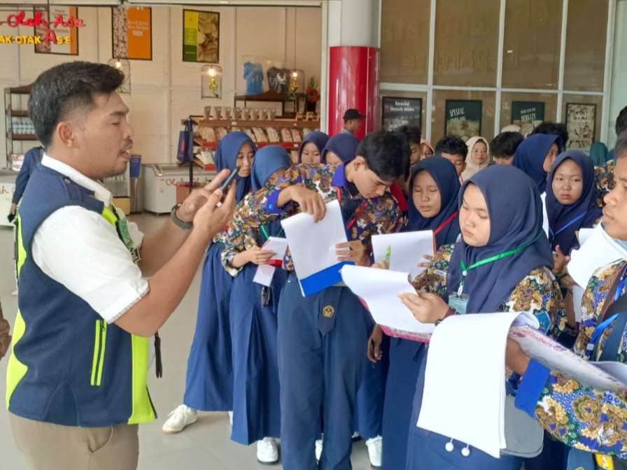 SMPN 2 Toboali Gelar Field Trip Edukatif ke Bandara Depati Amir Pangkal Pinang 1 Sebanyak 35 siswa SMP Negeri 2 Toboali mengikuti kegiatan field trip edukatif ke Bandara Depati Amir, Pangkal Pinang, Senin (8/6/2026). Sumber foto: istimewa.