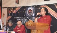Ketua PWI Bangka Selatan, Nopranda Putra (berdiri).